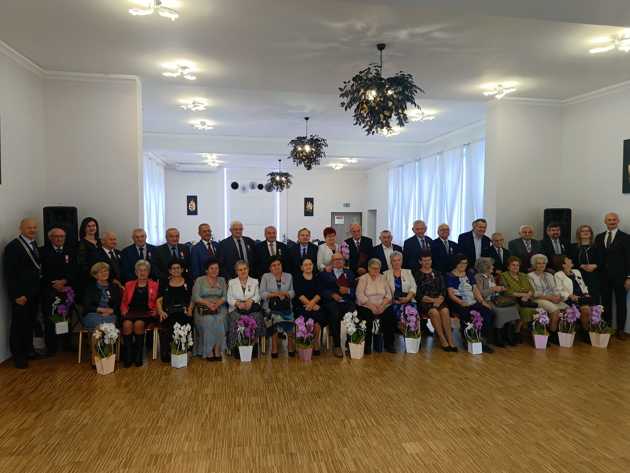 Zdjęcie grupowe par obchodzących jubileusz 50 i 60 lecia pożycia małżeńskiego