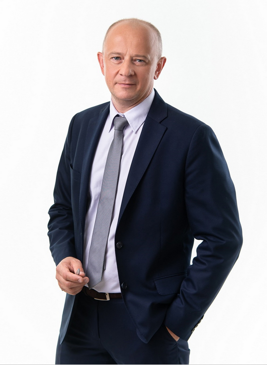 Zdjęcie portretowe Wójta Gminy Bojszowy, Adama Duczmala w garniturze