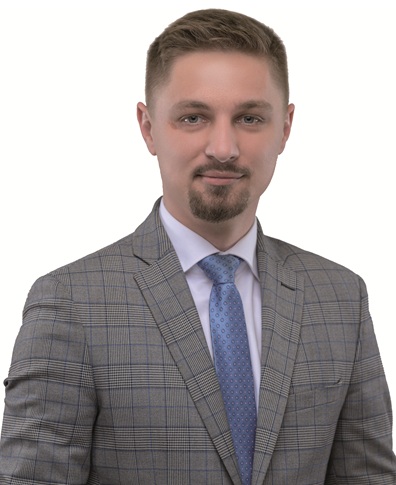 Radny Łukasz Mrzyk w garniturze