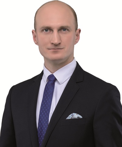 Radny Grzegorz Kotas w garniturze