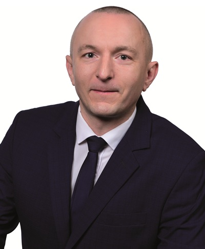 Radny Krzysztof Komandera w garniturze