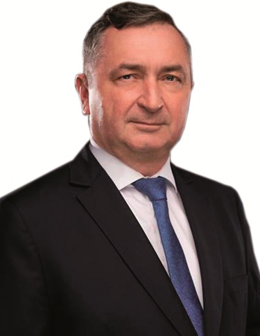 Radny Krzysztof Kuczowicz w garniturze