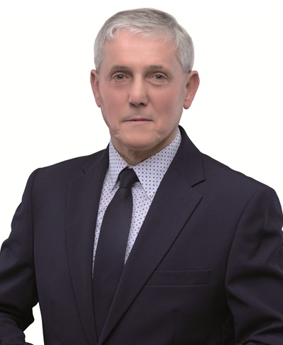 Radny Leon Drobiczek w garniturze