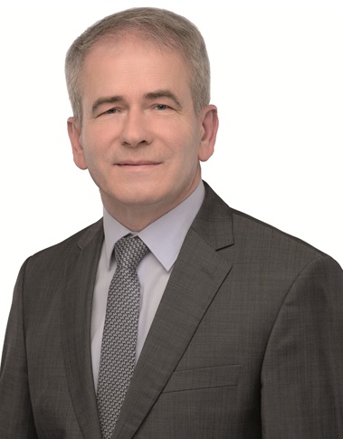 Radny Marek Socha w garniturze