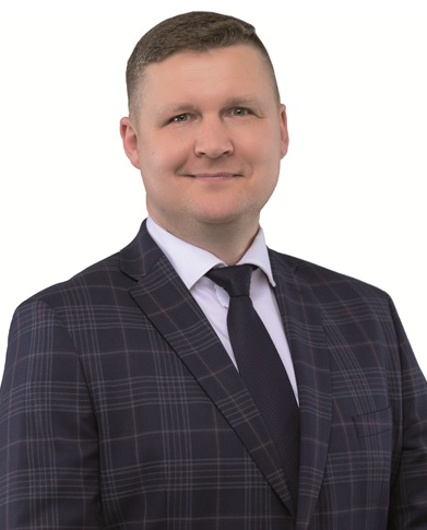 Radny Przemysław Herich w garniturze