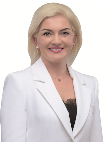 Radna Urszula Białożyt w eleganckiej marynarce