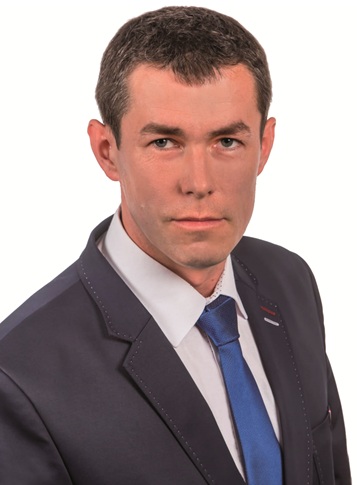 Radny Janusz Wawrzyczek w garniturze