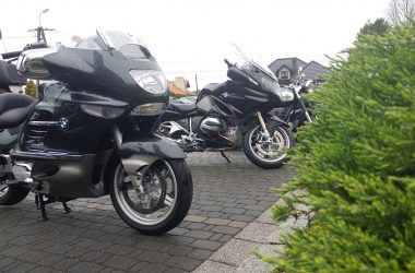motocykle - parking przed kościołem