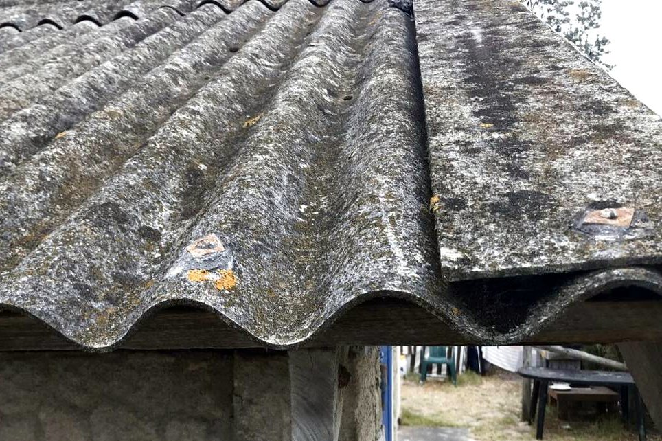 dach pokryty azbestem